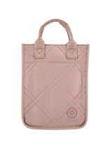 Bolso matero color rosado con diseño capitoneado en rombos, asas cortas de cinta resistente y detalle de aplique circular con el logo de la marca.