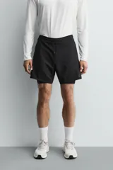 Pantalones cortos de entrenamiento 2 en 1 de color marrón, confeccionados por Zara Athleticz en tejido técnico ligero y elástico con malla interior. Cuenta con cintura elástica ajustable con cordón y bolsillos laterales.