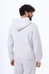 Buzo tipo canguro azul marino con cierre frontal completo, capucha con cordones ajustables y bolsillos tipo canguro.