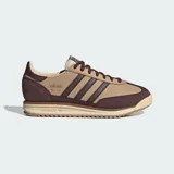 Championes Adidas SL 72 RS color marrón y beige con las tres tiras características de la marca en marrón oscuro.