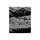 Campera puffer gris con capucha, cierre frontal y logo Under Armour bordado en el pecho.