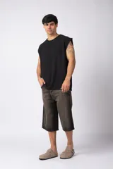 Musculosa oversize de tejido de lino con textura marcada, corte suelto, cuello redondo y terminaciones deshilachadas en las sisas.