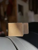 Billetera de cuero crudo, diseño simple y compacto, con costuras visibles en los bordes.