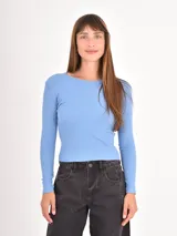 Remera de manga larga con diseño de rayas horizontales finas en blanco y negro, cuello redondo y corte ajustado.