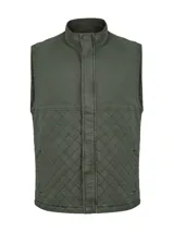 Chaleco verde militar de algodón orgánico con cuello alto, cierre frontal con solapa y bolsillos laterales. Presenta diseño acolchado en rombos en la parte inferior y canesú liso en la parte superior.