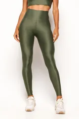 Calza deportiva de cintura alta, color verde militar, con acabado satinado y diseño ajustado.