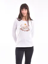 Remera de manga larga color blanco con estampa frontal que incluye un tigre, el sol, estrellas y la frase 'Keep it wild'.