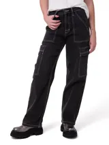 Pantalón jeans cargo de tiro alto color gris oscuro, con diseño relajado, costuras a contratono y múltiples bolsillos tipo parche y cargo.