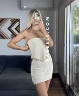 Top strapless color crudo, con detalle de puntilla y caracoles en el ruedo.