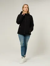 Campera ligera acolchada de la marca Tommy Hilfiger, con diseño de costuras horizontales y en V. Cuenta con capucha integrada, cierre frontal de cremallera y dos bolsillos laterales también con cierre. Presenta un diseño funcional y moderno con detalles distintivos de la marca.
