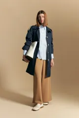 Camisa verde oliva de manga larga, confeccionada en algodón y con botones de nácar.