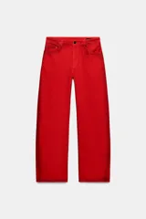 Jeans de tiro medio con cinco bolsillos, cierre frontal con cremallera y botón, y trabillas en la cintura. Presenta un diseño de pierna recta con un sutil efecto tie-dye en el tejido.