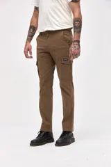 Pantalón cargo de gabardina en color gris, con corte standard slim. Presenta bolsillos laterales y bolsillos cargo con solapa y botones en los muslos.