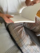 Pantalón de hombre confeccionado en franela a cuadros grises y marrones, con elástico en la cintura y dos bolsillos laterales.