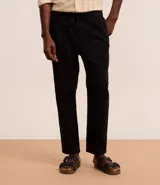 Pantalón Marfinno de corte recto para hombre, color beige, con textura efecto lino, cintura elástica con cordón ajustable y bolsillos en el frente y la espalda.