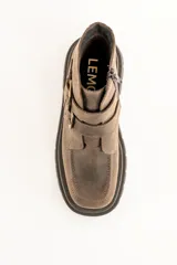 Botas cortas de cuero color visón con suela track, cierre lateral y doble tira con hebillas doradas.