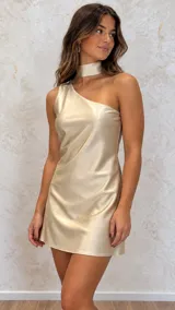 Vestido corto de satén color dorado, de diseño recto y escote de un solo hombro con gargantilla choker integrada del mismo género.
