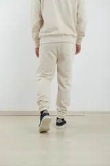 Pantalón jogging de corte ajustado, con cintura elástica y puños elastizados en los tobillos. Presenta un diseño minimalista en color gris oscuro, ideal para un look urbano y deportivo.