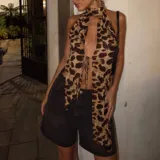 Top halter con estampado de animal print, escote pronunciado con tiras para atar al frente y diseño abierto.