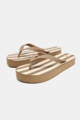 Sandalias tipo ojotas color marrón con plataforma gruesa a rayas horizontales blancas y marrones.