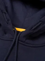 Buzo con capucha de Caterpillar, color azul marino, con bolsillo tipo canguro frontal, puños y cintura acanalados. Presenta el logo de la marca estampado en el pecho y la frase 'Diesel Power' en la manga izquierda.