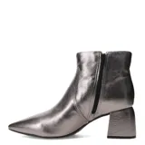 Botas de cuero color blanco, con taco cuadrado y punta fina.