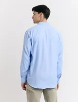 Camisa blanca de vestir, de manga larga y corte clásico.