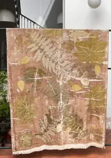 Mantel rectangular de lino y algodón con estampado de hojas en tonos tierra.