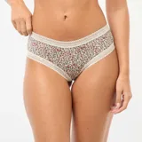Pack de tres shortys Kiabi confeccionados en microfibra, con detalles de encaje en la cintura y el contorno de las piernas. Incluye un shorty verde con estampado floreado pequeño, uno liso de color rosado y uno en tono crudo con estampado de flores en tonos rojizos y verdes.