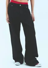 Pantalón de jean negro de tiro medio bajo, corte oversized y confeccionado en algodón grueso.