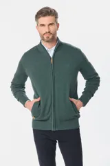 Campera tejida de algodón azul con cierre frontal y cuello alto. Corte clásico.
