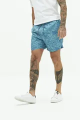 Short de baño con estampado floral en tonos azules, cintura elástica con cordón ajustable, bolsillos laterales y bolsillo trasero.