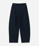 Pantalón de corte barrel en color bordó, confeccionado en tejido de algodón con felpa. Presenta cintura elástica, bolsillos laterales y pinzas en la zona de la rodilla que aportan volumen a la prenda.