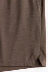 Short deportivo de tejido funcional con tecnología DryMove para absorción de sudor. Presenta corte estándar, cintura elástica con cordón de ajuste, bolsillos laterales y un bolsillo con cierre oculto. Incluye aberturas laterales en el bajo.
