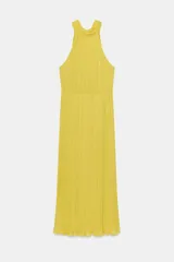 Vestido midi amarillo con diseño plisado, cuello halter y cintura elástica.