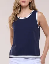 Musculosa de tejido de punto color azul marino, de corte recto, con cuello redondo y sisa amplia. Presenta detalles de líneas en contraste de color blanco en el cuello, las sisas y el ruedo.