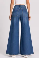 Pantalon de jean negro de corte ancho y tiro medio, con diseño de cinco bolsillos y cierre frontal con botón y cremallera.