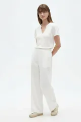 Pantalón de viscosa color blanco, con bolsillos laterales y corte recto.