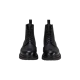 Botas acordonadas de cuero negro con suela track y detalles de costuras visibles.