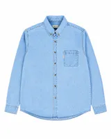 Camisa de jean de manga larga con cuello abotonado, cierre frontal con botones y bolsillo en el pecho con etiqueta de marca. Presenta un tono azul claro y corte clásico.