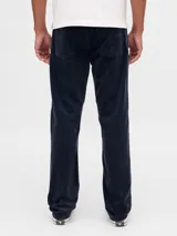 Pantalón de corte recto confeccionado en pana, color azul marino, con cierre de botón y cremallera.