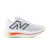 Championes de running New Balance Super Comp, color blanco con detalles en negro, naranja, fucsia y verde. Cuentan con entresuela FuelCell con tecnología Energy Arc y empeine de tejido de punto.