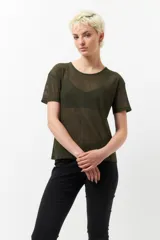 Top negro semitransparente brillante de microtul, con mangas cortas y cuello redondo.