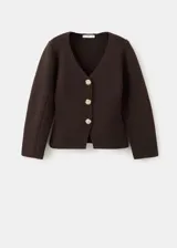 Chaqueta de punto color marrón oscuro, con escote en V, mangas largas abullonadas y cierre frontal con grandes botones dorados grabados.