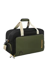 Bolso deportivo Discovery, color negro con detalles en verde militar y correas beige. Tiene un bolsillo frontal, bolsillos laterales, sujeción para valija, botinero y tira desmontable.