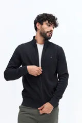 Campera de algodón color beige, estilo deportivo con cierre frontal, cuello alto y puños. Presenta bolsillos laterales y un pequeño logo bordado en el pecho.