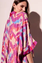 Kimono oversize de viscosa con estampado abstracto en tonos fucsia, beige, celeste y naranja.
