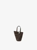 Bolso cubo asimétrico Jacquemus Le Petit de piel de ante marrón con relieve de cocodrilo. Tiene doble asa superior, asa bandolera extraíble, cierre de anilla metálica plateada y bolsillo interior con cremallera.