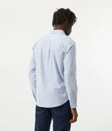 Camisa de corte slim, confeccionada en tejido de algodón responsable, con cuello camisero, manga larga y cierre frontal abotonado.