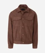 Campera tipo trucker de gamuza sintética color negro, con cuello clásico, bolsillos delanteros con solapa y cierre frontal por botones metálicos.